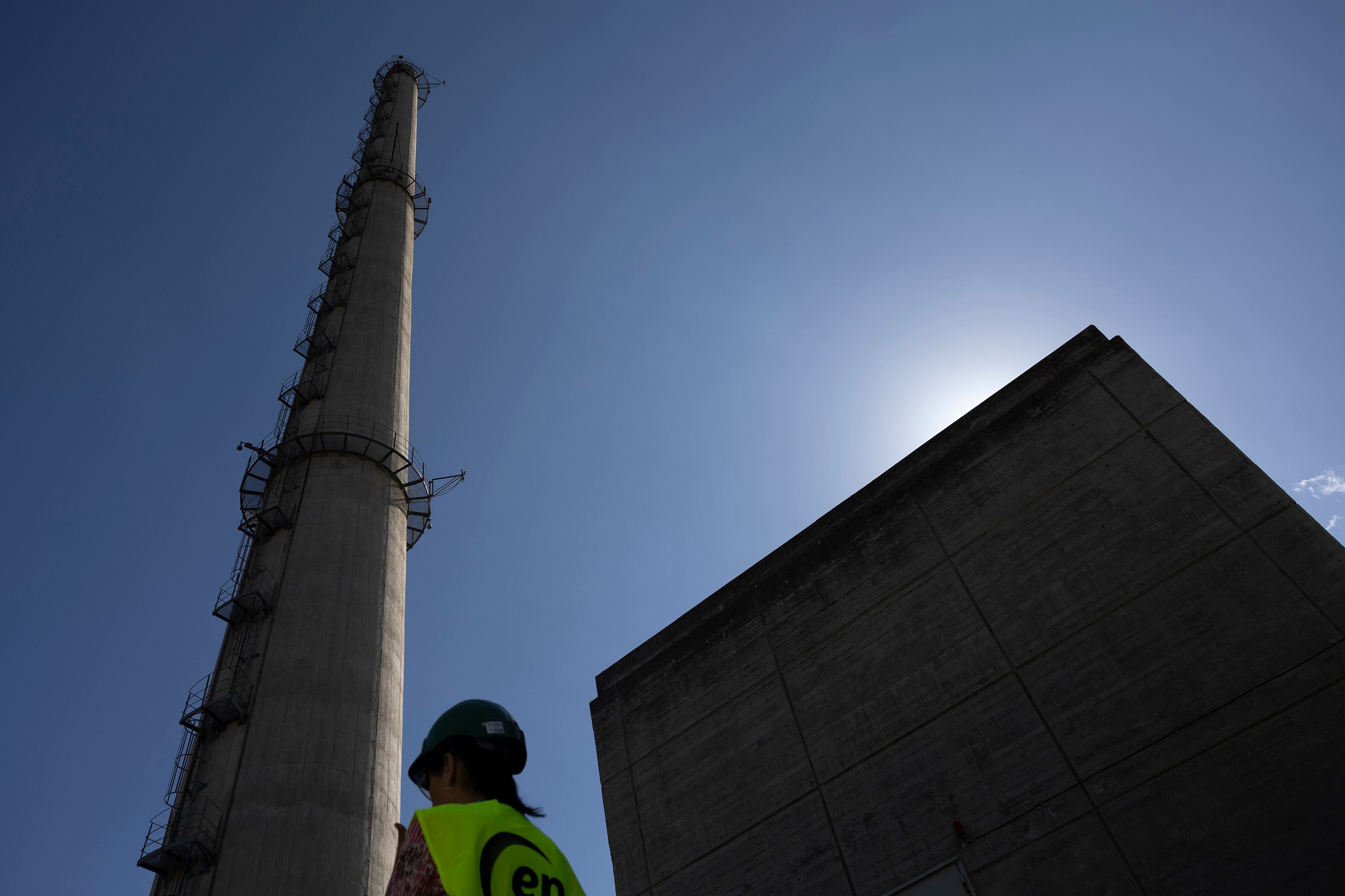 El edificio del reactor, a la derecha, y la chimenea de venteo de Garoña.