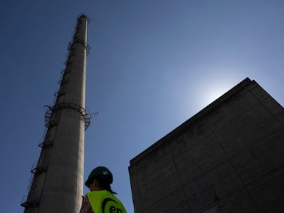 El edificio del reactor, a la derecha, y la chimenea de venteo de Garoña.