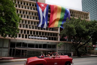 El edificio del Ministerio de Salud en La Habana colgó a un lado de la bandera cubana una bandera del arcoiris, símbolo de la diversidad sexual en el mundo.