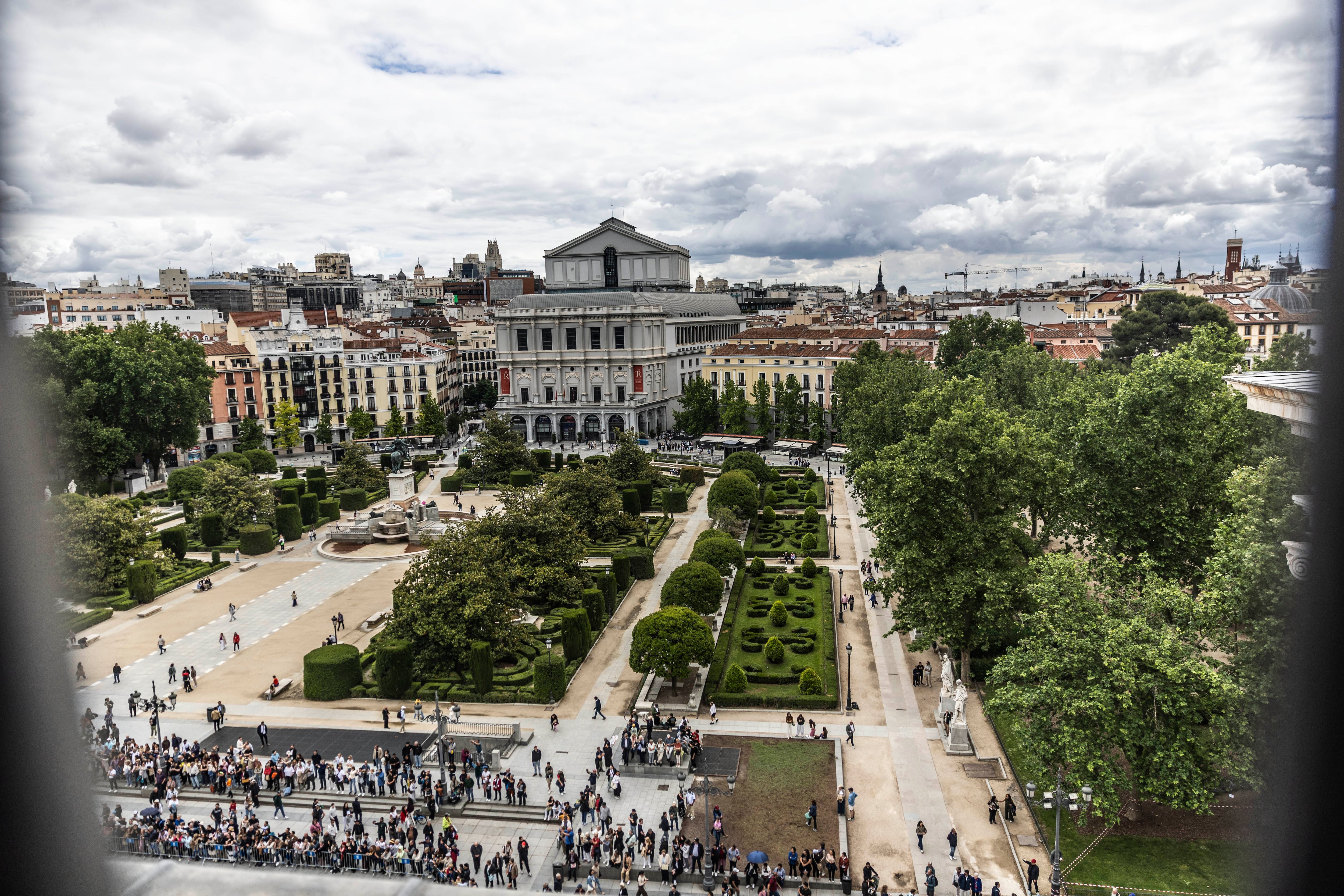 Vista de la plaza de Oriente desde una ventana del Palacio Real situada en una de las plantas en las que vivían los trabajadores del palacio.