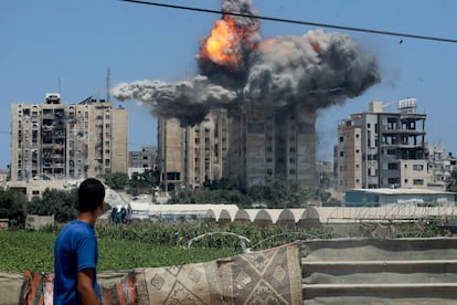 Una explosión tras un ataque aéreo israelí contra un edificio residencial, en Nuseirat, en el centro de la Franja de Gaza, el pasado 20 de julio.