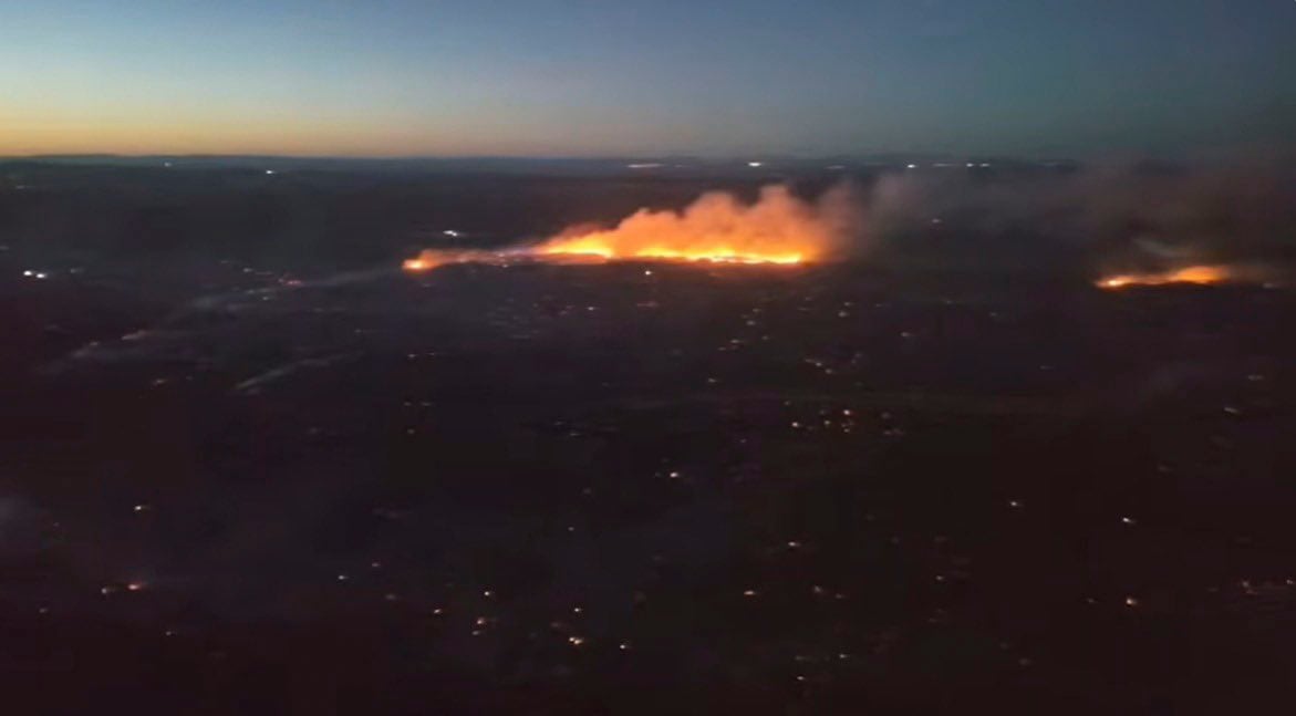 El incendio de Villanueva de los Castillejos, en Huelva, sigue activo y avanza hacia Gibraleón