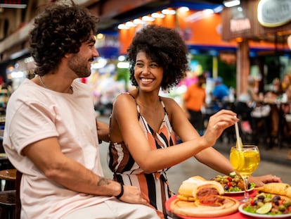 Una pareja come en una zona turística en Sao Paulo, Brasil.