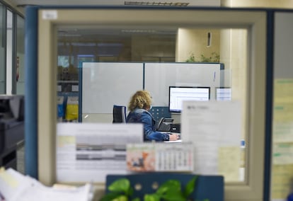 Una empleada pública durante su jornada laboral, en una oficina de la Agencia Estatal de la Administración Tributara.
