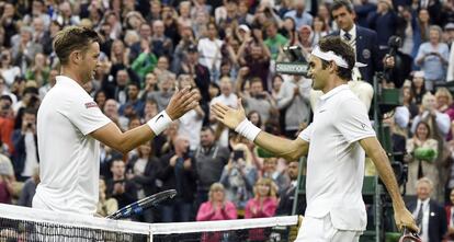 Willis y Federer se saludan al final del partido.