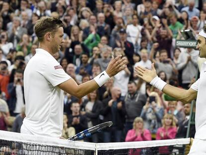 Willis y Federer se saludan al final del partido.
