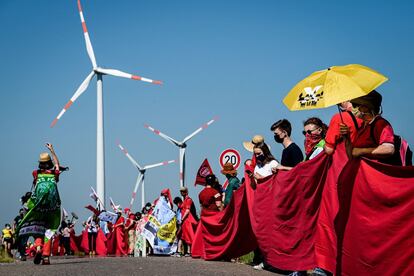 Manifestantes asisten a la 'Línea Roja de Acción Einsatz Kohlestopp' dentro de la iniciativa de protesta 'Ende Gelaende' en la mina diurna Tagebau Garzweiler operada por RWE, cerca de Juechen (Alemania).