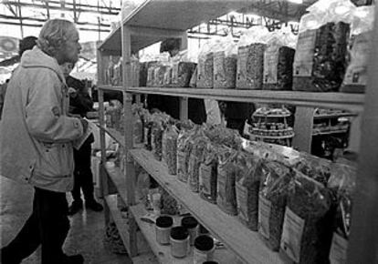 Hierbas y productos dietéticos naturales, en una feria en Madrid en 1997.