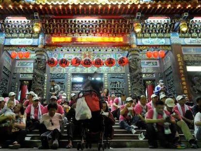 Un grupo de peregrinos esperan la llegada de la imagen de la diosa Matsu en el templo de Ziyunyan, en Taiwán.