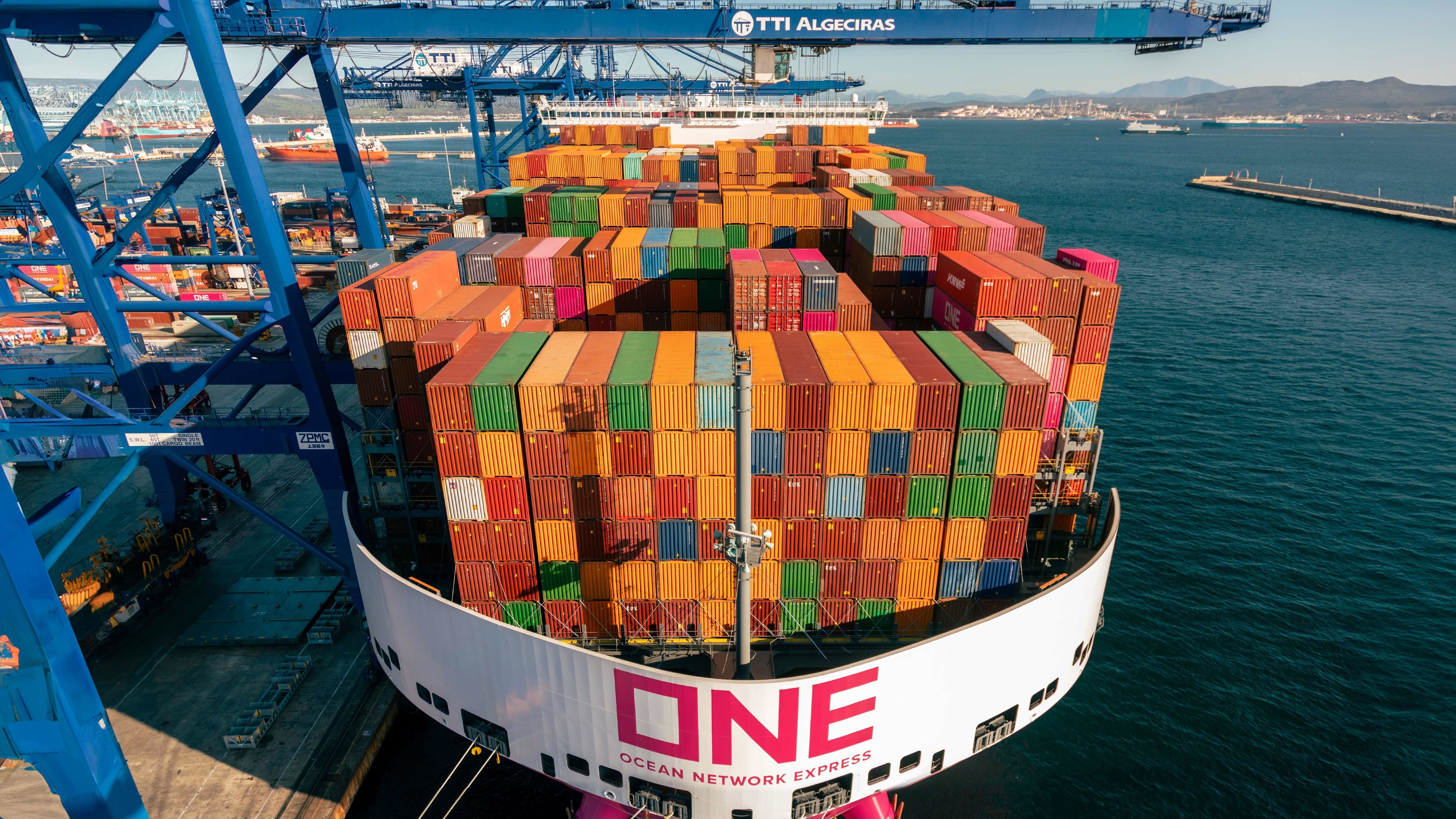 Un barco con contenedores en el puerto de Algeciras.