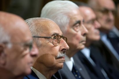 Jorge Videla, second left, listens in an Argentinean courtroom.