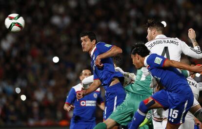 Sergio Ramos remata de cabeza contra el Cruz Azul, en la semifinal del Mundial de Clubes.