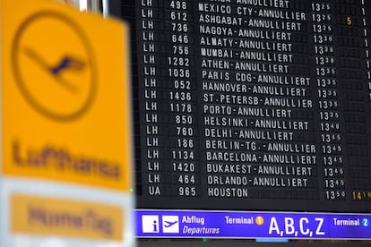 Un panel de vuelos, la mayor&iacute;a anulados por la huelga, en la terminal 2 del aeropuerto de Fr&aacute;ncfort