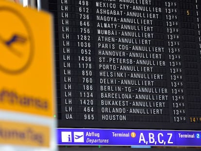 Un panel de vuelos, la mayor&iacute;a anulados por la huelga, en la terminal 2 del aeropuerto de Fr&aacute;ncfort