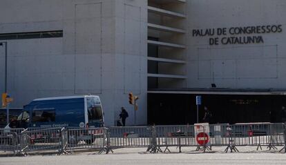 El Palacio de Congresos de Barcelona, vallado este lunes por la mañana.