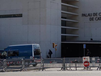 El Palacio de Congresos de Barcelona, vallado este lunes por la mañana.