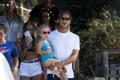Francesco Totti, con una de sus hijas.