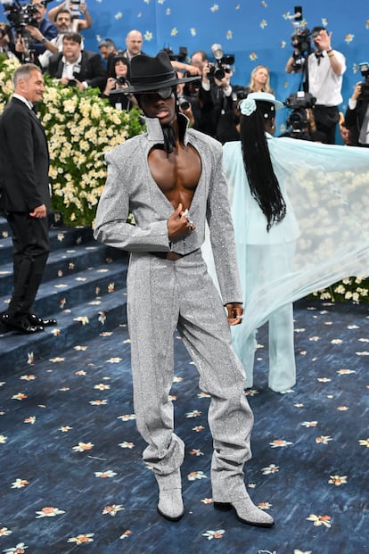 El modelo Alton Mason, de plata, con chaqueta corta con escote en forma de corazón y parche. El traje es de Hugo Boss.