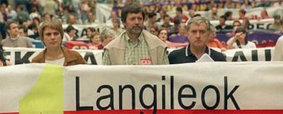 José Elorrieta (a la derecha), Rafael Díez Usabiaga y Ainhoa Etxaide comparten pancarta en la manifestación del 1 de Mayo en 2003 en Bilbao.