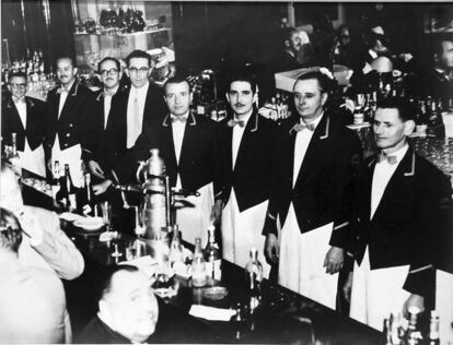 Equipe de bartenders do Floridita, nos anos cinquenta. O terceiro da esquerda é Antonio Meilán, sobrinho de Constante, que o sucedeu após sua morte e foi barman do Floridita durante a conturbada jornada revolucionária, quando o bar passou para as mãos do Estado.