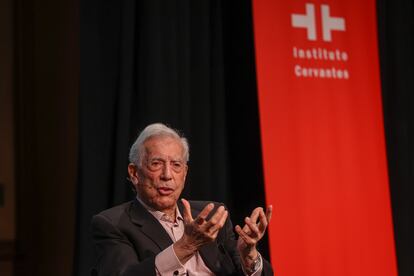 Mario Vargas Llosa, durante un coloquio en el Instituto Cervantes, en abril.