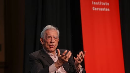 Mario Vargas Llosa, durante un coloquio en el Instituto Cervantes, en abril.