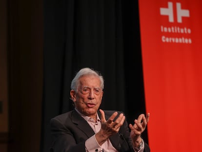 Mario Vargas Llosa, durante un coloquio en el Instituto Cervantes.