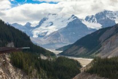 El Glacier Skywalk, suspendido sobre un valle del parque nacional de Jasper (Canadá).