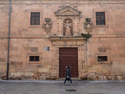 Iglesia de la purísima en Salamanca, con humedades en uno de los escudos.