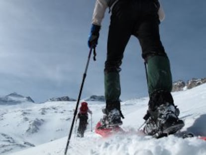 Snowshoe walking with Mas Pirineo in the Pyrenees.