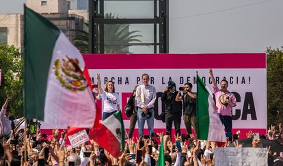 José Woldenberg (centro) participa en una manifestación convocada en defensa del INE, en 2022.