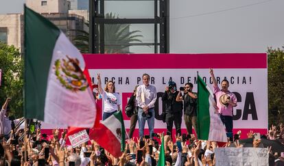 José Woldenberg habla al termino de la marcha. 