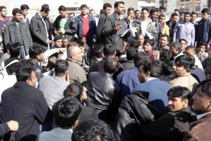 Inmigrantes paquistaníes congregados en una plaza de Torre Pacheco.