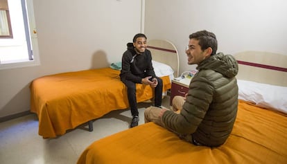 Omar (izq.) y Rachid, sentados en una de las habitaciones del centro municipal para j&oacute;venes sin hogar que ha abierto el Ayuntamiento de Barcelona