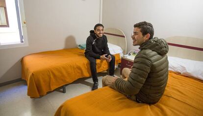 Omar (izq.) y Rachid, sentados en una de las habitaciones del centro municipal para jóvenes sin hogar que ha abierto el Ayuntamiento de Barcelona
