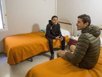 Omar (izq.) y Rachid, sentados en una de las habitaciones del centro municipal para j&oacute;venes sin hogar que ha abierto el Ayuntamiento de Barcelona