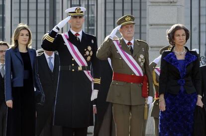 Un momento del desfile de la Pascua Militar. En la imagen, de izquierda a derecha, la princesa Letizia, el príncipe Felipe, el Rey y la Reina.