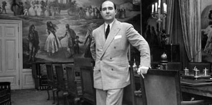 Julio Muñoz Ramonet, en el salón de su casa, en una foto de mitad del siglo XX.