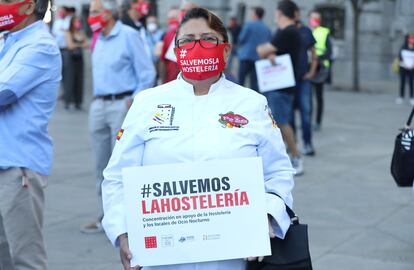 Una trabajadora de la hostelería, este miércoles en la protesta del sector en Madrid.