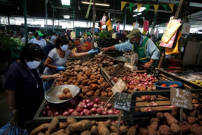 Un par de mujeres compran verdura en un mercado en Lima (Perú), en mayo de 2020.