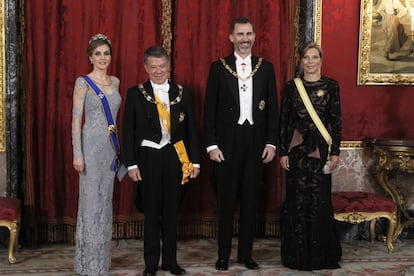 Don Felipe VI y doña Letizia en la cena de gala en el Palacio Real junto al presidente de Colombia Juan Manuel Santos y su esposa Maria Clemencia Rodriguez.