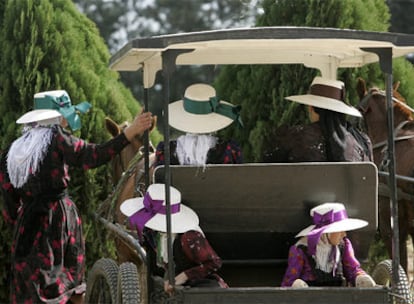 Cinco mujeres menonitas en Manitoba (Bolivia), donde hace una semana se descubrió que al menos 100 mujeres y niñas fueron violadas.