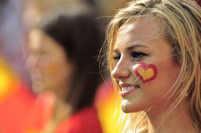 Una aficionada de 'La Roja' espera el inicio del partido en el estadio de Gdansk.