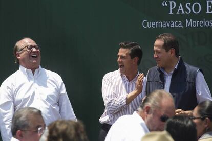 El gobernador de Morelos, Graco Ram&iacute;rez, se r&iacute;e con el presidente Pe&ntilde;a Nieto en abril pasado. .