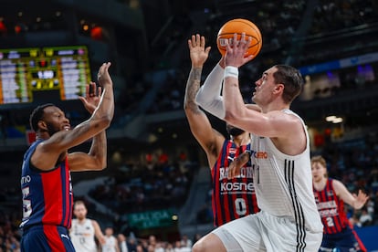 El alero croata del Real Madrid, Mario Hezonja (d), con el balón ante los defensores de Baskonia este domingo.