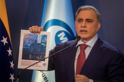 Tarek William Saab en la rueda de prensa del 26 de enero en que acusó a tres jefes de campaña de Corina Machado de estar involucrados en una conspiración terrorista.