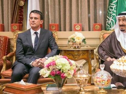 El primer ministro Valls junto al rey Salm&aacute;n de Arabia Saud&iacute;, este martes en Riad.