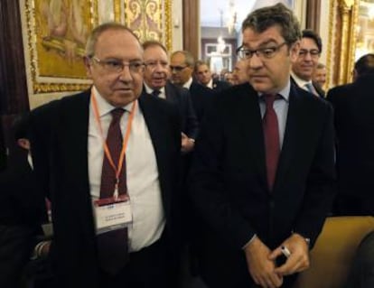 El ministro de Energía, Turismo y Agenda Digital, Álvaro Nadal (d), junto al presidente de la Cámara de Comercio de España y de Freixenet, José Luis Bonet (i), antes de inaugurar la 44 asamblea de la Asociación Iberoamericana de Cámaras de Comercio (AICO). 