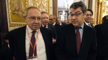 El ministro de Energía, Turismo y Agenda Digital, Álvaro Nadal (d), junto al presidente de la Cámara de Comercio de España y de Freixenet, José Luis Bonet (i), antes de inaugurar la 44 asamblea de la Asociación Iberoamericana de Cámaras de Comercio (AICO).