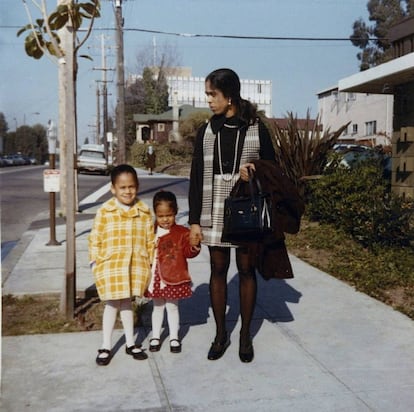 Kamala; su hermana pequeña, Maya, y su madre, Shyamala Gopalan, en 1970.